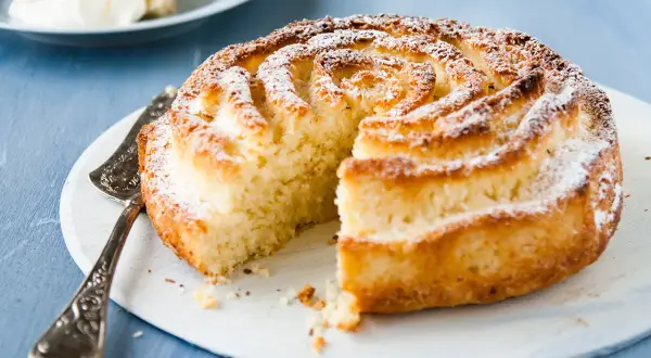 En vackert snurrad citronkaka, pudrad med florsocker, redo att serveras. Ett perfekt citronkaka recept för fikat.