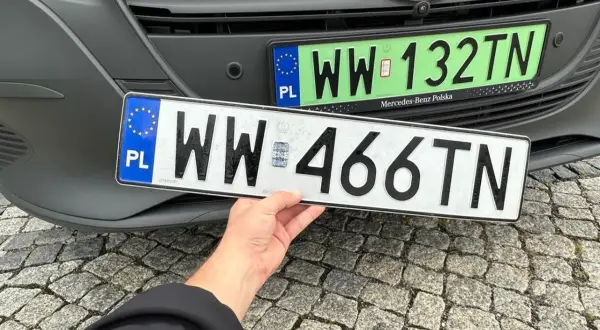 Ile kosztuje przerejestrowanie auta 2026? Pełny cennik i kary!