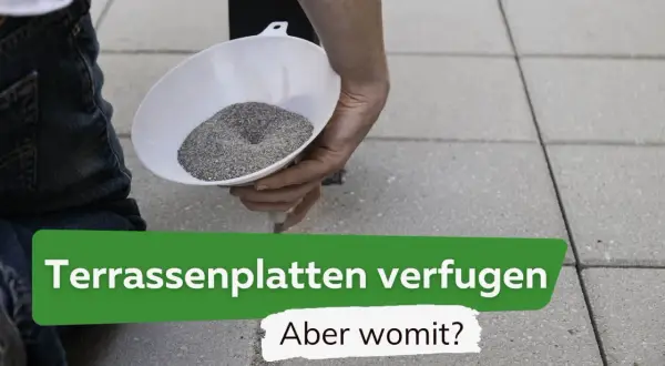 Eine Hand füllt mit einem Trichter feinen Sand in die Fugen von Terrassenplatten. So lassen sich Terrassenplatten verfugen.