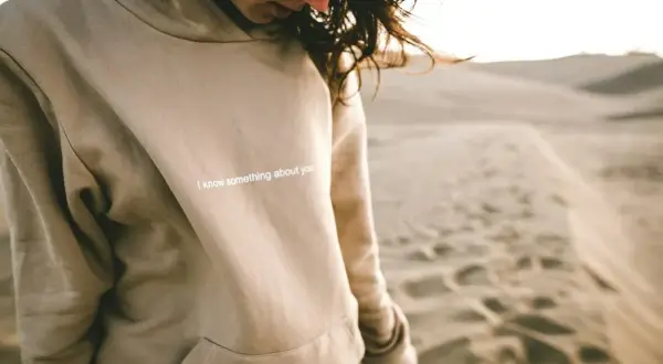 Bluza Relaxed Fit: Co to znaczy? Poznaj krój i stylizacje