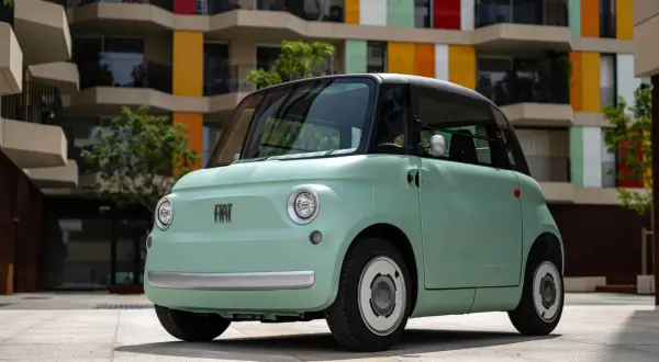 Miętowy Fiat Topolino, idealny do miasta. Sprawdź, jaka jest jego fiat topolino cena i zacznij planować zakupy!