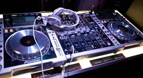 Jaka konsola DJ na początek: wybierz najlepszy sprzęt dla siebie