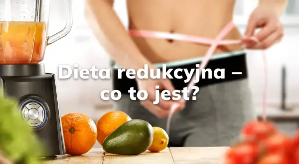 Osoba mierzy talię taśmą. Obok blender, owoce i warzywa. Dowiadujemy się, czym jest redukcja w diecie.