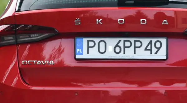Czerwona Skoda Octavia z tablicą rejestracyjną PO 6PP49.