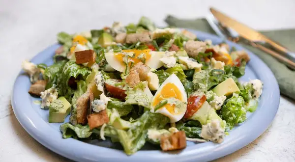 En härlig cobb salad med krutonger, ägg, avokado och blåmögelost. En perfekt lunch!