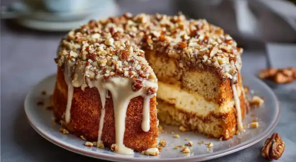 Saftige Nusstorte mit cremigem Guss und gehackten Nüssen, ein köstliches Rezept für jeden Anlass.