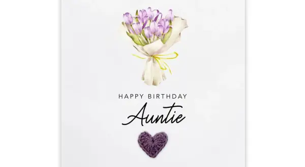 Bukiet fioletowych tulipanów i serce z włóczki na kartce z napisem "Happy Birthday Auntie". Idealne życzenia urodzinowe dla cioci.