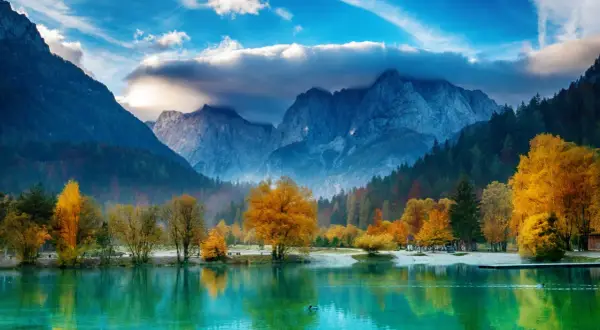 Herbstliche Farbenpracht in einem der schönsten Nationalparks Europas. Türkisblaue See, bunte Bäume und majestätische Berge.