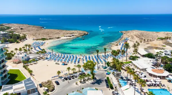 Ayia Napa: Co zwiedzić? Rajskie plaże i sekrety Cypru poza imprezą