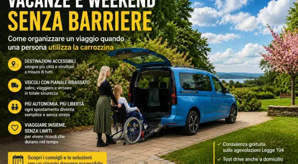 Una donna aiuta un'altra in carrozzina a salire su un furgone accessibile, promuovendo viaggi senza barriere per chi ha una disabilità motoria.