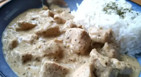 En krämig sås till kyckling med ris, en perfekt middag.