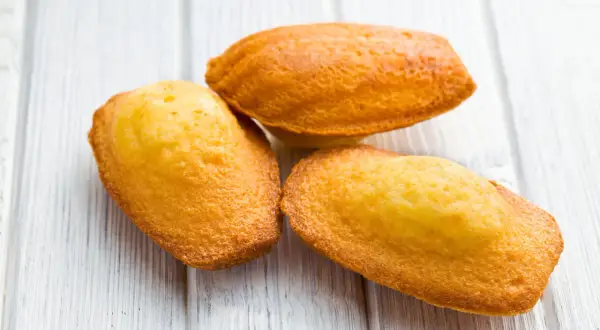 Trois madeleines dorées et moelleuses, parfaites pour une recette facile.