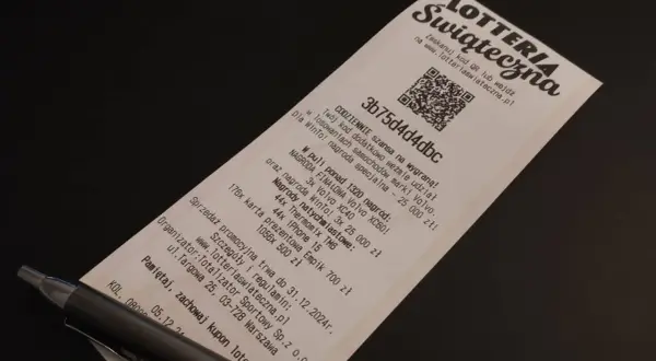 Kupon loterii świątecznej z kodem promocyjnym. Szansa na wygranie Volvo XC60, iPhone'ów i innych nagród.