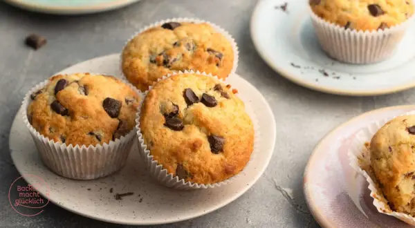 Schokoladenmuffins, perfekt für einfache muffin rezepte. Saftig und mit vielen Schokostückchen.