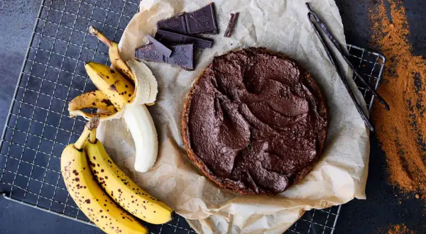 En saftig banankaka med chokladfrosting, bananer, chokladbitar och vaniljstänger.