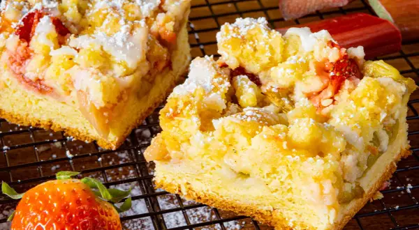 Przepis na ciasto z truskawkami i kruszonką, które zachwyci każdego