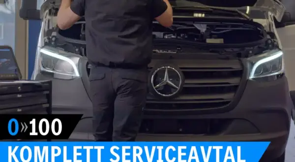 Mekanisker utför service på en Mercedes-Benz skåpbil. Bilden visar en komplett serviceavtal för din Mercedes.