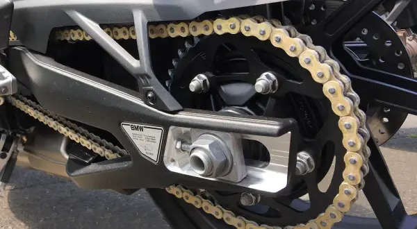 Złoty łańcuch motocyklowy BMW na tylnym kole. Dowiedz się, jak rozkuć łańcuch motocyklowy, by go wymienić lub skrócić.