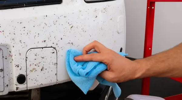 Limpia los restos de insectos del coche con un paño azul. Aprende cómo quitar los mosquitos del coche fácilmente.