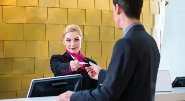 Ile godzin pracuje recepcjonistka w hotelu? Zaskakujące fakty o zmianach