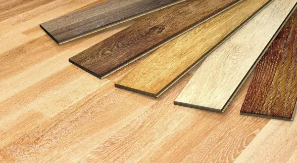 Verschiedene Laminatböden in unterschiedlichen Holzoptiken und Stärken liegen nebeneinander.