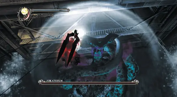 Dante walczy z potworem w Devil May Cry HD Collection. Spolszczenie gry pozwala cieszyć się tym starciem.