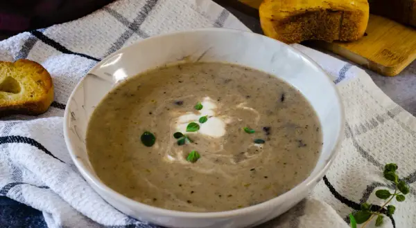 Minestra di Funghi: Ricetta Cremosa e Saporita (Come quella della Nonna)