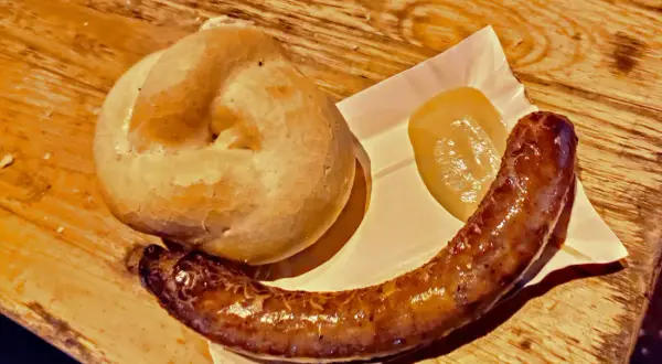 Kiełbasa z Niebieskiej Nyski: Krakowskie legendy i praktyczny przewodnik