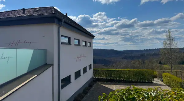 Moderne Architektur am Pfaffenberg Solingen mit Blick ins Grüne.