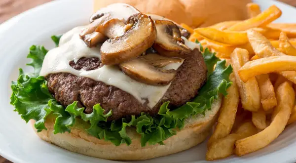 Jak usmażyć idealnego burgera? Czasy i sekrety soczystości.