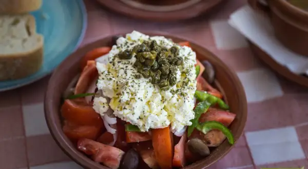 Feta do sałatki greckiej: Wybierz PDO i smakuj jak w Grecji!
