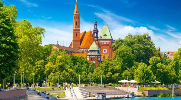 Widok na Ostrów Tumski we Wrocławiu z bulwarami i rzeką.