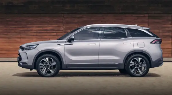 Srebrny SUV z nowoczesnym designem, idealny na rodzinne wycieczki. Sprawdź atrakcyjną baic 7 cenę!