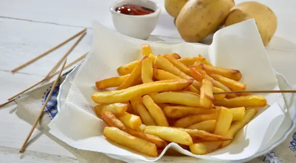 Frytki idealne: Ile czasu smażyć w piekarniku, frytownicy, air fryerze?