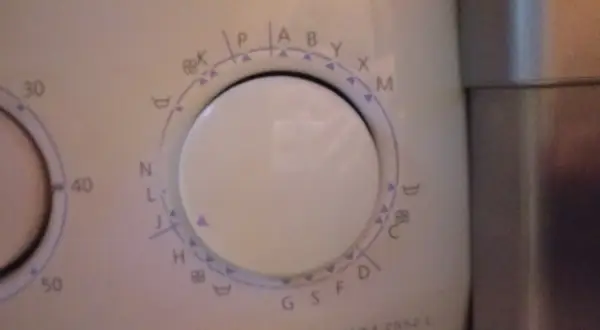 Pokrętło programatora pralki Beko z oznaczeniami programów i temperatur. Instrukcja obsługi pomoże dobrać odpowiedni cykl.