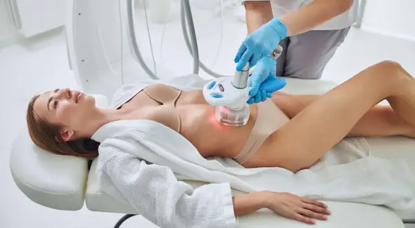 Lipolaser czy endermologia? Co wybrać na cellulit i tłuszcz?