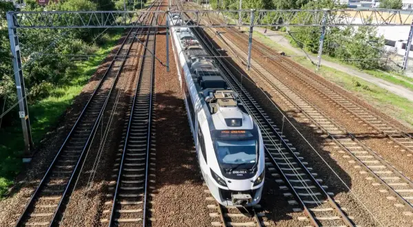 Nowoczesny pociąg Pendolino mknie po torach, gotowy do podróży z Warszawy do Sopotu.