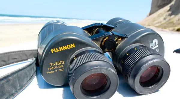 Binocolo Fujinon 7x50 FMTR-SX, con cinturino, pronto per esplorare le caratteristiche del paesaggio marino.