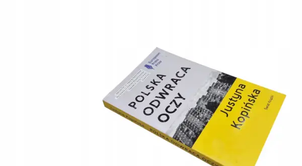 Książka "Polska odwraca oczy" Justyny Kopińskiej, nagrodzona European Press Prize. Okładka z napisem i zdjęciem budynków.