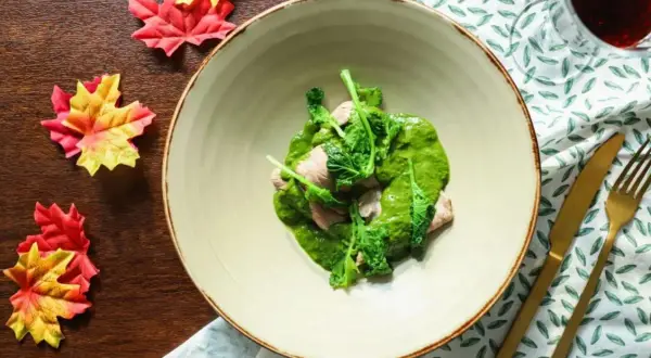 Piatto di carne con salsa verde e cime di rapa. Perfetto per scoprire quanto cuociono le cime di rapa.