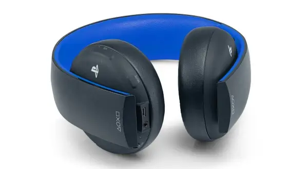 Słuchawki PlayStation z niebieskim wykończeniem. Dowiedz się, jak podłączyć słuchawki bluetooth do PS5, aby cieszyć się dźwiękiem bez kabli.