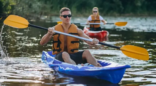 Kajaki: Co musisz wiedzieć? Przewodnik dla początkujących kajakarzy