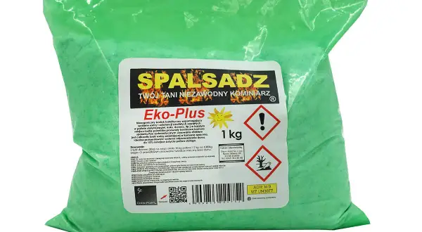 Zielona torba z produktem Spalsadz, który pomaga w czyszczeniu komina.