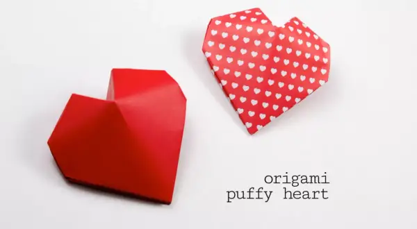 Dwa czerwone serca z origami, jedno gładkie, drugie w białe serduszka. Dowiedz się, jak narysować serce w tej technice.