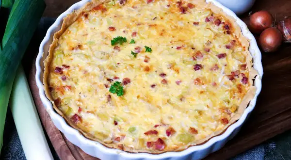 Herzhafte Quiche mit Lauch und Speck, ein köstliches Rezept für jeden Anlass.