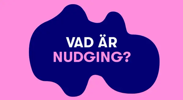 Vad är nudging? En fråga som ställs på en mörkblå, oregelbunden form mot en ljusrosa bakgrund.