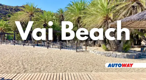 Plaża Vai z palmami i kawiarnią. Idealne miejsce na relaks.