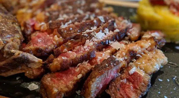 Jugoso chuletón a la brasa, perfecto para comer en la sierra de Madrid. Sal gorda y punto perfecto.