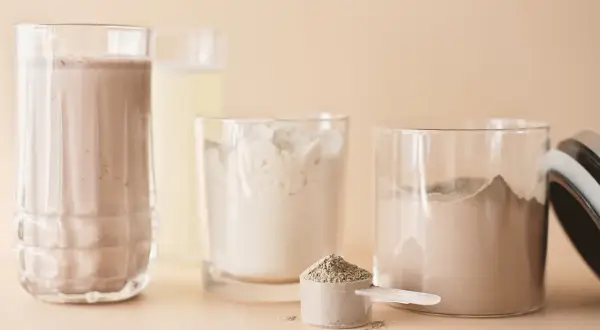 Verschiedene Proteinpulver und ein fertiger Shake. Hier wird der whey isolat unterschied deutlich.