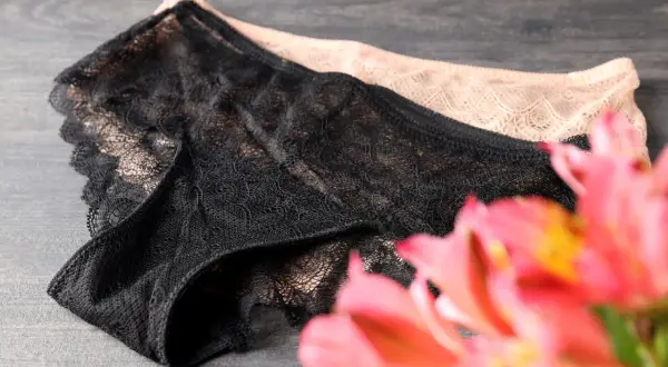 Koronkowe majtki w kolorze czarnym i cielistym, idealne na urodziny dziewczyny. Delikatny materiał i subtelny wzór dodają elegancji.
